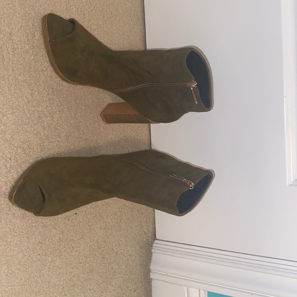 These high heel shoes have been worn once. In great condition. Size 6.5